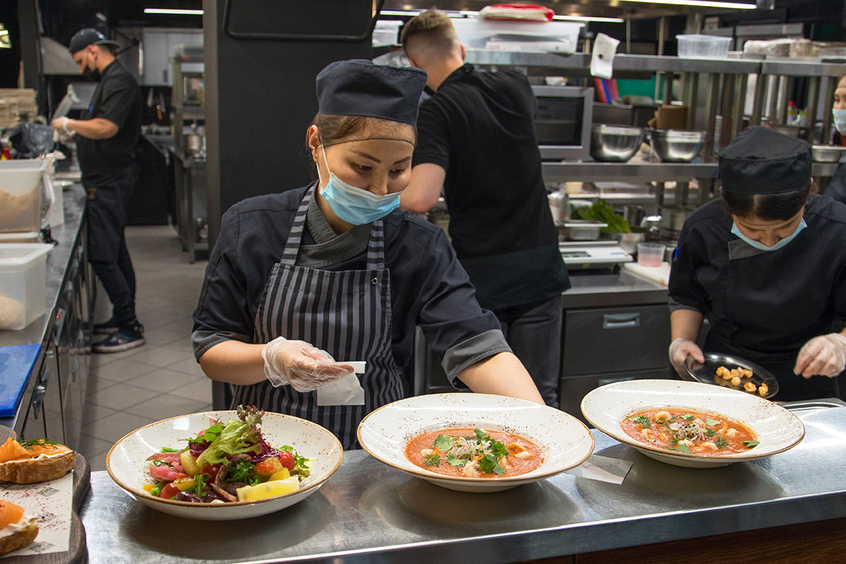 台中高級餐廳主廚透過紅杉料理包創造高端料理感：效率與品質並進，拓展市場競爭力，餐廳引進了紅杉料理包，大幅提升了廚房作業效率、降低人力成本，同時穩定維持餐點的高端水準，成功在競爭激烈的市場中脫穎而出。