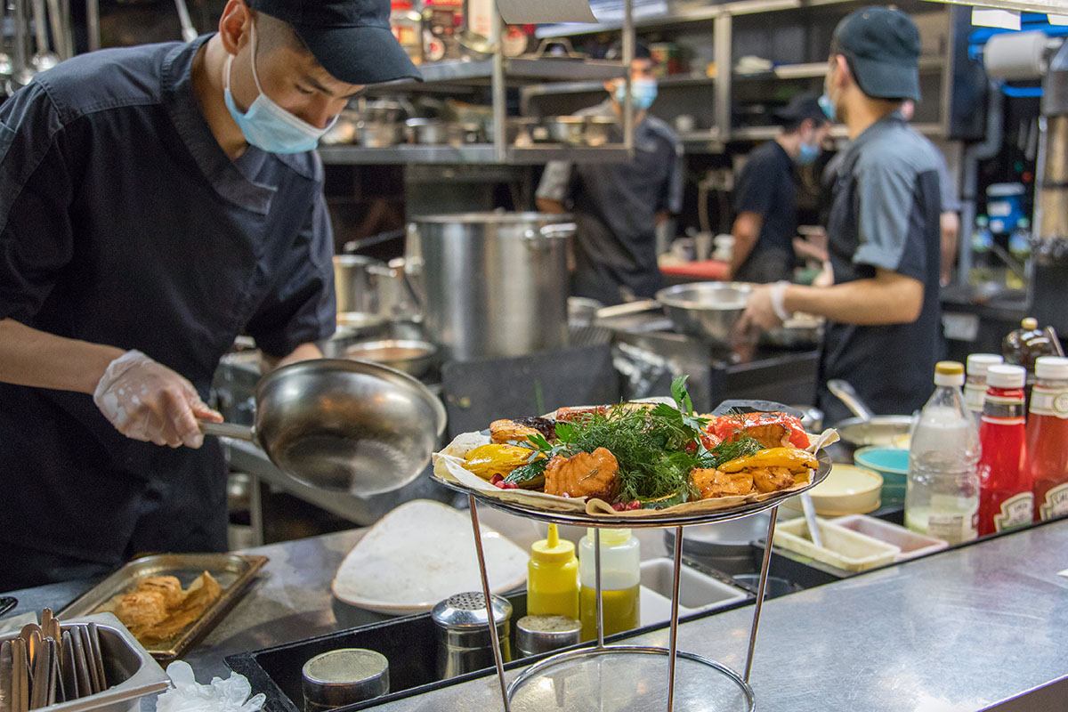 台中高級餐廳主廚透過紅杉料理包創造高端料理感：效率與品質並進，拓展市場競爭力，餐廳引進了紅杉料理包，大幅提升了廚房作業效率、降低人力成本，同時穩定維持餐點的高端水準，成功在競爭激烈的市場中脫穎而出。
