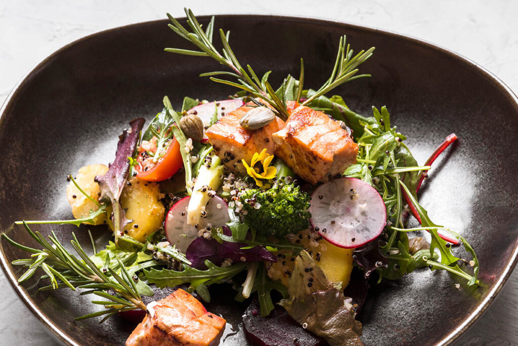 台中高級餐廳主廚透過紅杉料理包創造高端料理感：效率與品質並進，拓展市場競爭力，餐廳引進了紅杉料理包，大幅提升了廚房作業效率、降低人力成本，同時穩定維持餐點的高端水準，成功在競爭激烈的市場中脫穎而出。