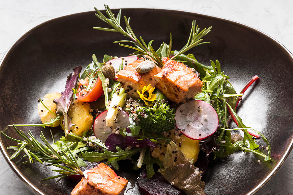 台中高級餐廳主廚透過紅杉料理包創造高端料理感：效率與品質並進，拓展市場競爭力，餐廳引進了紅杉料理包，大幅提升了廚房作業效率、降低人力成本，同時穩定維持餐點的高端水準，成功在競爭激烈的市場中脫穎而出。