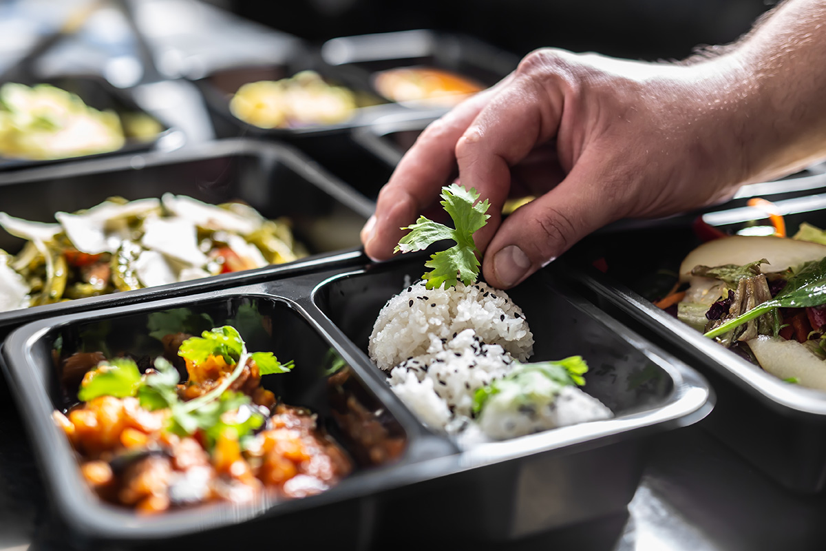 中部高單價便當店選用紅杉料理包,開創加盟事業體的新模式,透過與紅杉食品料理包合作,大幅節省了人力與時間成本,顯著提升經營效率,並準備進一步擴大加盟版圖。使用料理包,不僅讓菜單更具彈性與競爭力,也為餐飲事業拓展帶來了全新契機