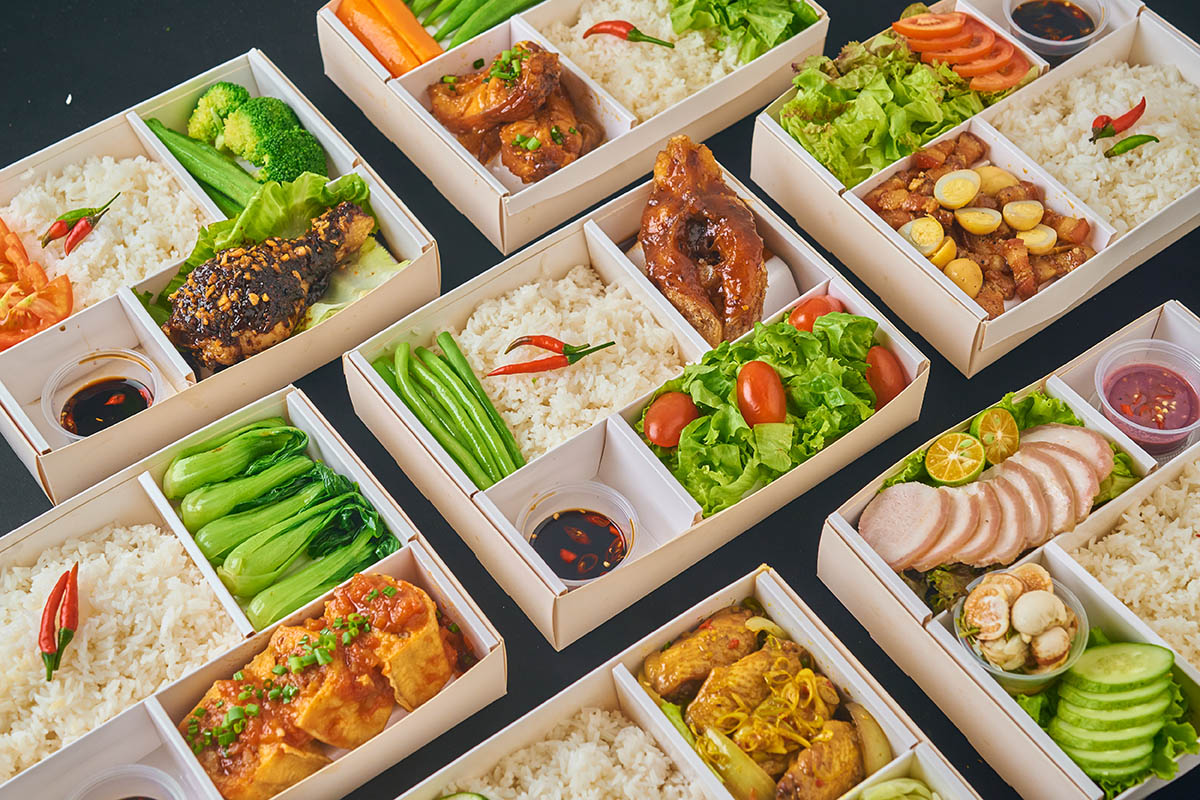 中部高單價便當店選用紅杉料理包，開創加盟事業體的新模式，透過與紅杉食品料理包合作，大幅節省了人力與時間成本，顯著提升經營效率，並準備進一步擴大加盟版圖。使用料理包，不僅讓菜單更具彈性與競爭力，也為餐飲事業拓展帶來了全新契機