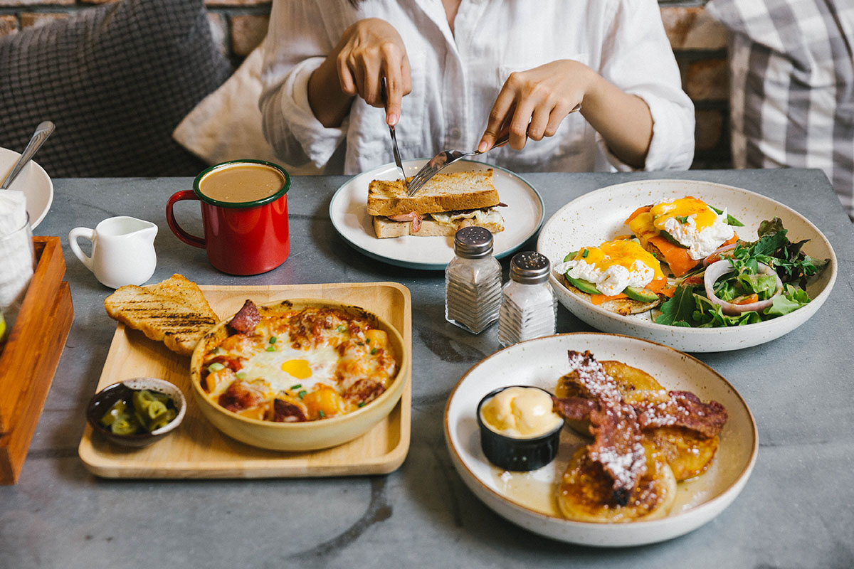早午餐/手作漢堡餐廳如何在競爭激烈的餐飲業脫穎而出?從多年營運經驗到未來趨勢全解析,透過引進紅杉料理包,從備料到出餐的時間縮短至10至15分鐘,大幅提升出餐速度與客戶滿意度