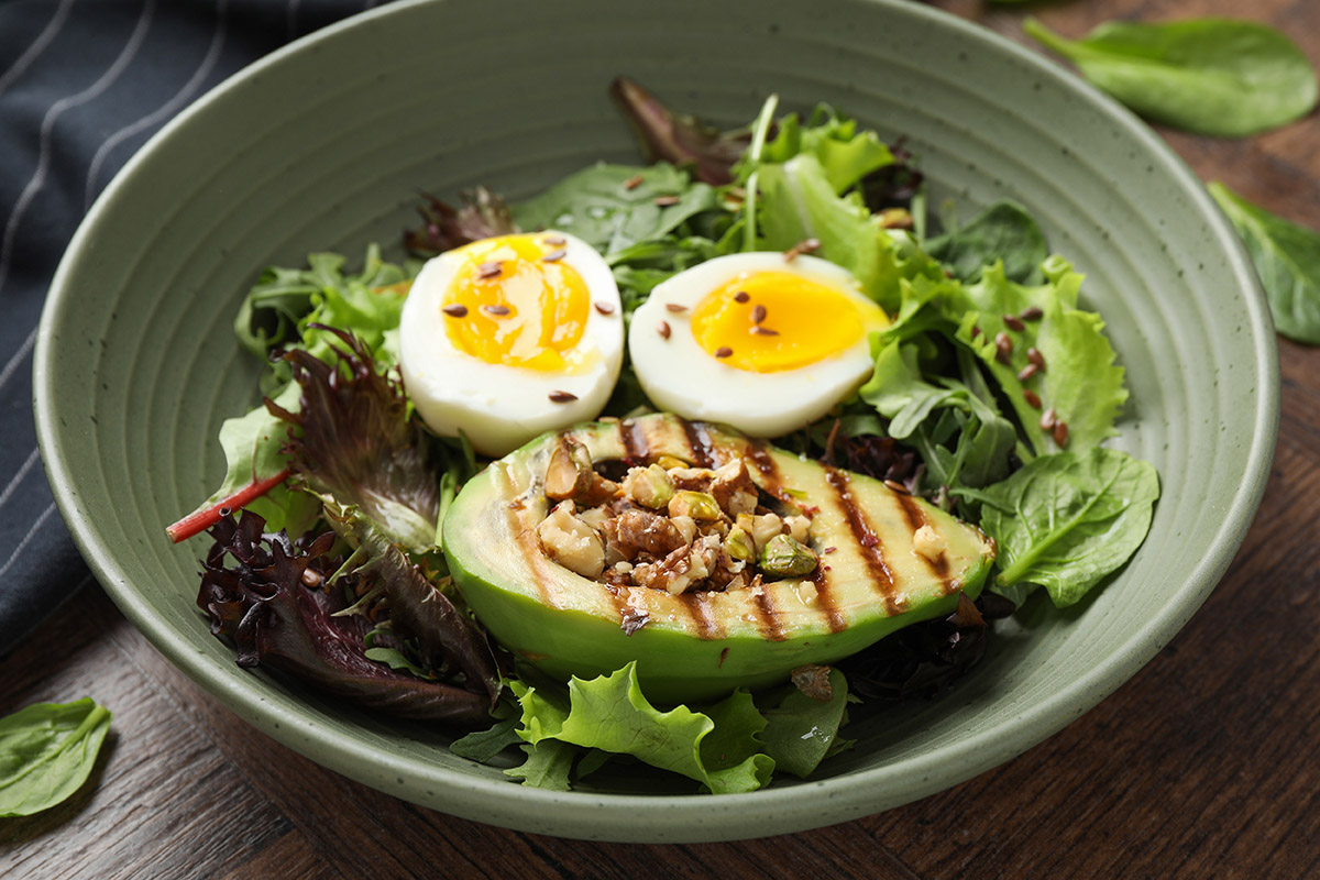 早午餐/手作漢堡餐廳如何在競爭激烈的餐飲業脫穎而出?從多年營運經驗到未來趨勢全解析,透過引進紅杉料理包,從備料到出餐的時間縮短至10至15分鐘,大幅提升出餐速度與客戶滿意度