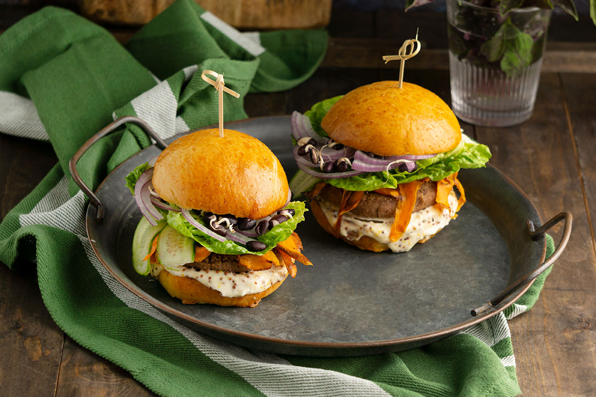 早午餐/手作漢堡餐廳如何在競爭激烈的餐飲業脫穎而出?從多年營運經驗到未來趨勢全解析,透過引進紅杉料理包,從備料到出餐的時間縮短至10至15分鐘,大幅提升出餐速度與客戶滿意度