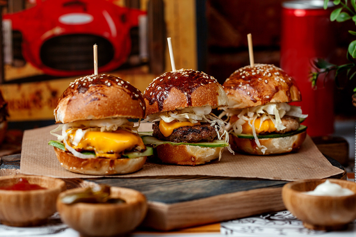 早午餐/手作漢堡餐廳如何在競爭激烈的餐飲業脫穎而出？從多年營運經驗到未來趨勢全解析，透過引進紅杉料理包，從備料到出餐的時間縮短至10至15分鐘，大幅提升出餐速度與客戶滿意度