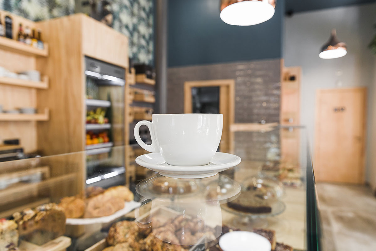 台北市中心開咖啡店不容易，夫妻檔靠料理包走出精緻簡餐之路，他們選擇與紅杉食品合作，導入生鮮料理包作為主菜解決方案，大幅減少備料人力與出餐成本，成為經營轉型的關鍵。