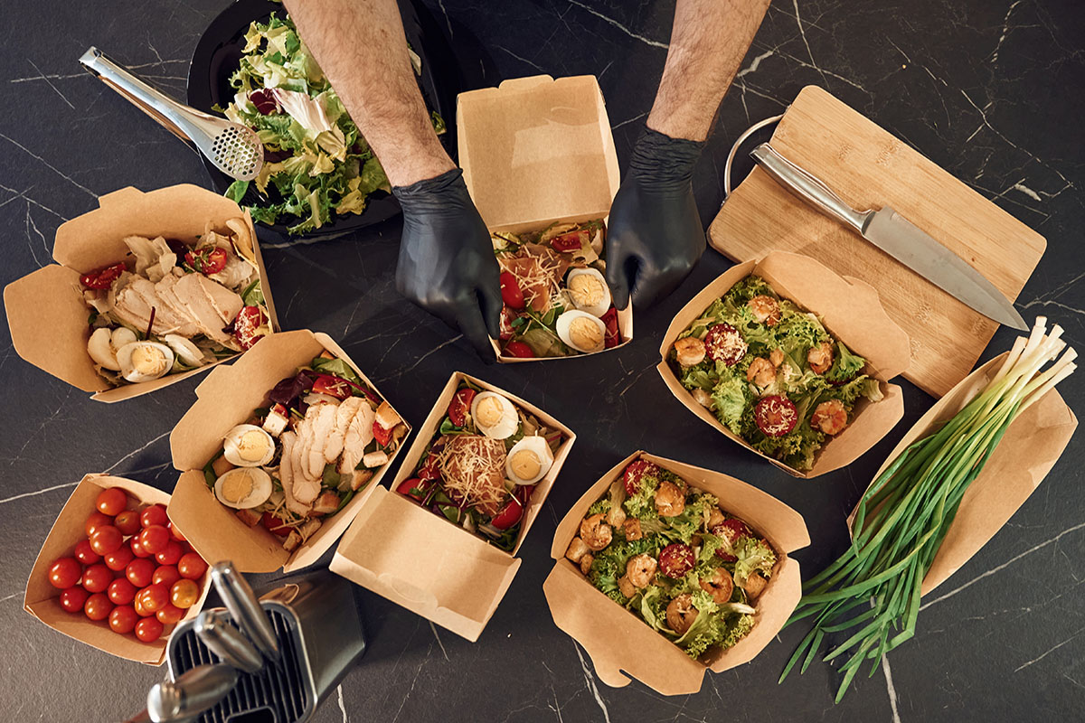 台北、新北餐飲經營難？高房租、高人力成本下，生鮮料理包成為健康輕食餐廳的解方_連鎖健康輕食品牌透過選用「紅衫食品」的生鮮料理包，成功解決備料耗時、減少聘請廚房助手的問題