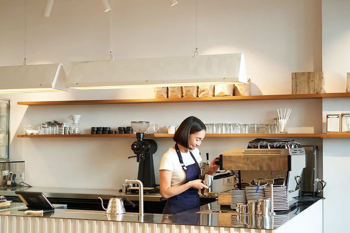 台北市中心開咖啡店不容易，夫妻檔靠料理包走出精緻簡餐之路，他們選擇與紅杉食品合作，導入生鮮料理包作為主菜解決方案，大幅減少備料人力與出餐成本，成為經營轉型的關鍵。